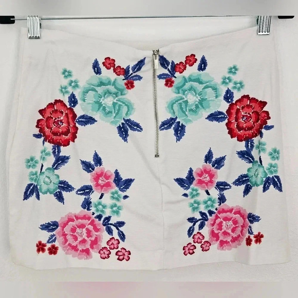 Zara textured white mini skirt ruffle detail floral print size medium - Picture 3 of 4